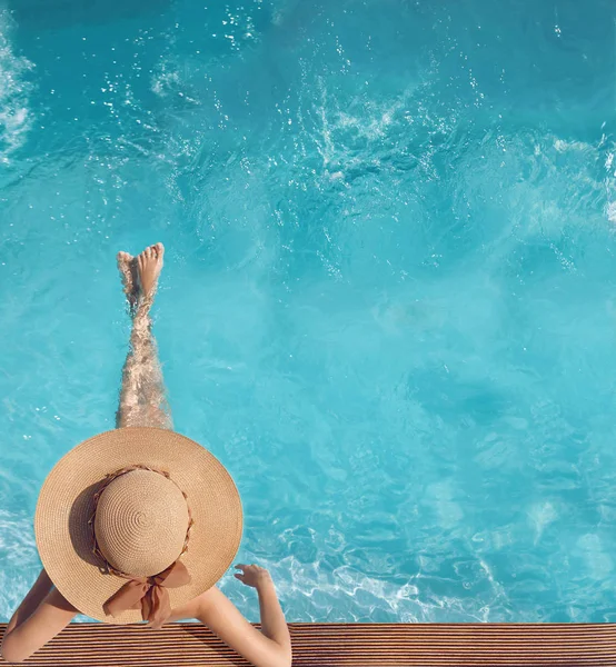 Back view of woman in straw hat relaxing in turquoise water swim — Stock Photo, Image