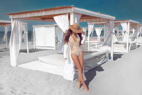 Foto di moda all'aperto di sexy modella bikini in cappello di paglia su tropi — Foto Stock