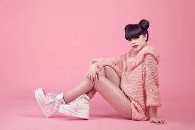 Moda ayakkabı teen göz stil stüdyo. Şık genç kız 