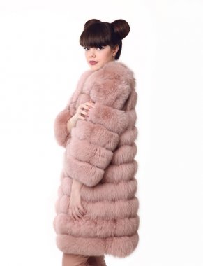 Moda pembe kürk ceket whit üzerinde izole teen göz stil stüdyo
