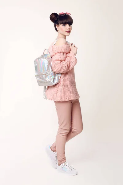 Estúdio de moda adolescente olhar estilo com mochila. Jovens na moda — Fotografia de Stock