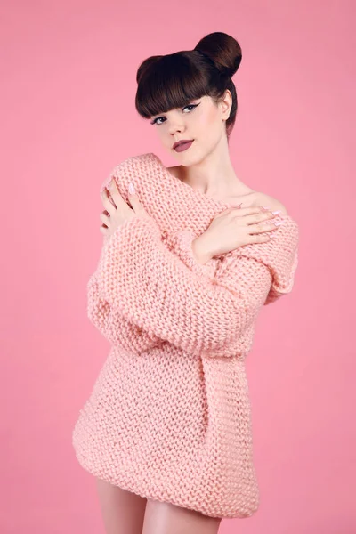 Fashion studio tonåring ser stil över rosa. Fashionabla flicka — Stockfoto