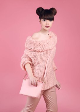 Moda rahat çanta ile genç bir görünüm stil stüdyo. Modaya uygun 
