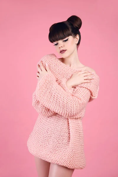 Studio mody spojrzenie nastolatków styl nad różowy. Modne dziewczyny młode — Zdjęcie stockowe