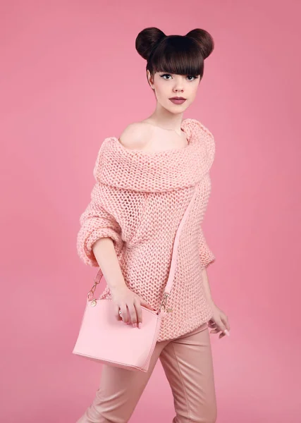 Fashion studio tonåring utseende stil med casual handväska. Fashionabla — Stockfoto