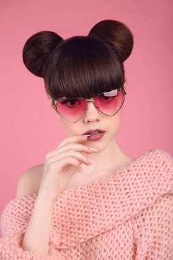 Kalp sungla giyen topuz saç modeli ile güzel genç esmer