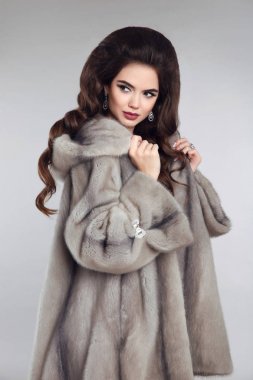 vizon kürk moda kadın. muhteşem seksi esmer