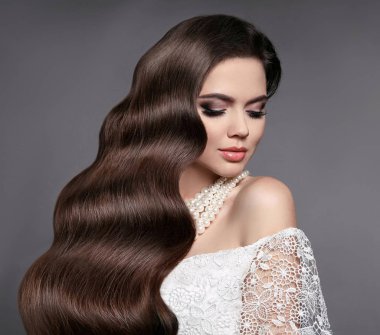 Saç güzellik. Dalgalı saç modeli ile zarif gelin. Çekici seksi 