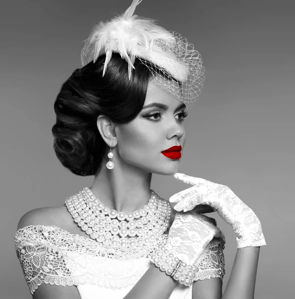 Los labios rojos sensuales. Retrato de mujer retro elegante con jewe de moda — Foto de Stock