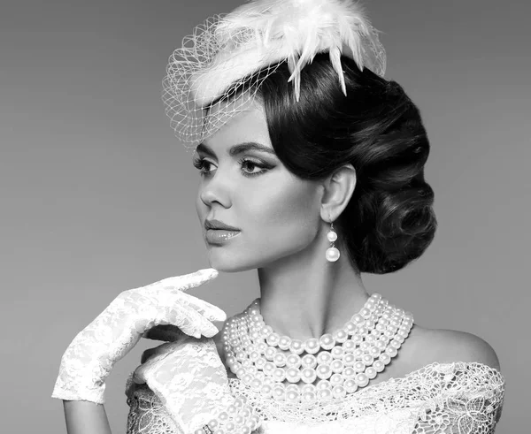 Retrato de mulher retrô. Senhora elegante com penteado, pérolas joalheiro — Fotografia de Stock