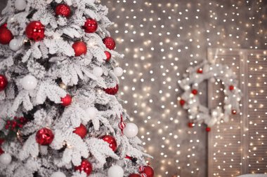 Daha önce bokeh ışıklı kırmızı hediyeler dekorasyon ile karlı Noel ağacı