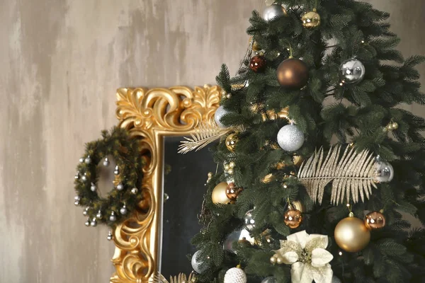 Closeup de decoração de árvore de Natal com grinalda no quadro dourado — Fotografia de Stock