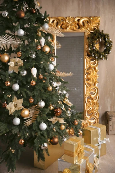 Zbliżenie Bożego Narodzenia ozdoba z wieniec na złotej ramie — Zdjęcie stockowe