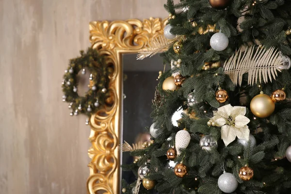 Closeup vánoční strom dekorace s věncem na zlatý rám — Stock fotografie