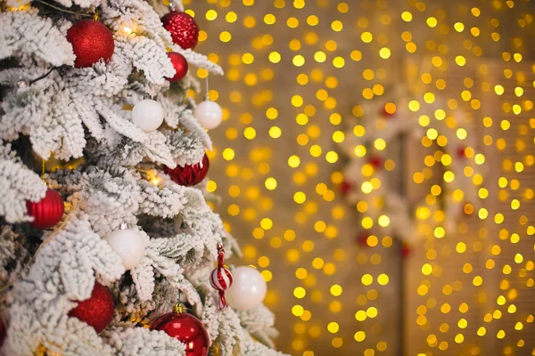 Havas karácsonyi fa előtt bokeh yell piros ajándék dekoráció — Stock Fotó