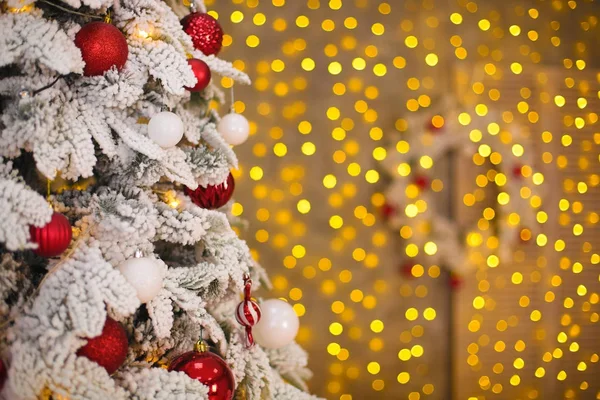 Kırmızı hediyeler dekorasyon bokeh bağır önce ile karlı Noel ağacı