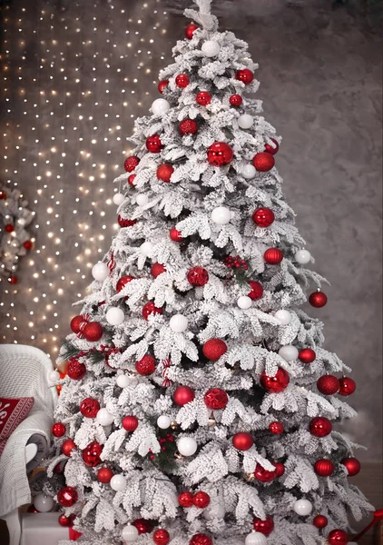 Árbol de Navidad nevado con decoración de regalos rojos antes de bokeh ligh —  Fotos de Stock