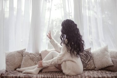 arkadan görünüşü örme swea giyen güzel genç esmer kadın