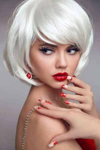 Maquillaje de labios rojos de Navidad y uñas cuidadas. Hermosa rubia — Foto de Stock
