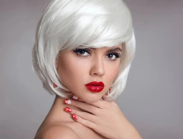 Kerst make-up. Rode lippen make-up. Mooi blond meisje closeup — Stockfoto