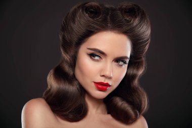 Zarif saç modeli. Güzellik kız makyaj. Güzel Retro portresi
