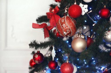 Noel ağacı, hediyeler dekorasyon beyaz arka plan üzerinde izole. D
