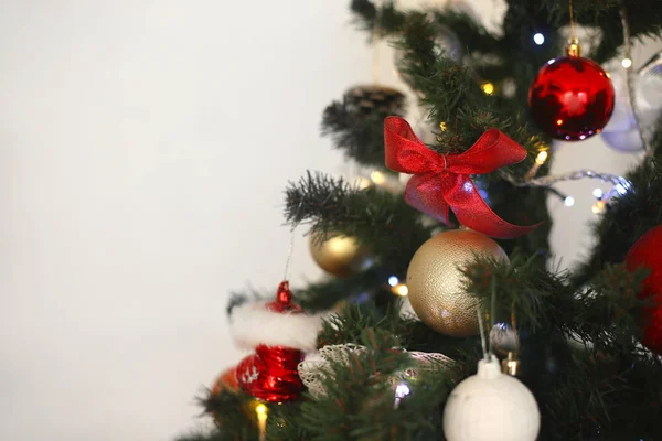 Árvore de Natal, presentes decoração isolada no fundo branco. D — Fotografia de Stock