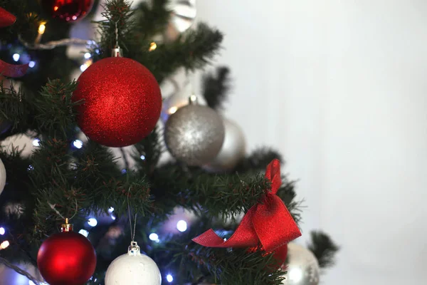 Karácsonyfa, ajándékok dekoráció elszigetelt fehér background. D — Stock Fotó