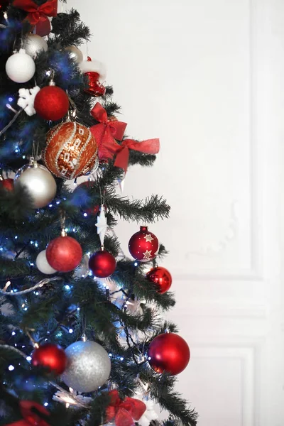 Karácsonyfa, ajándékok dekoráció elszigetelt fehér background. D — Stock Fotó