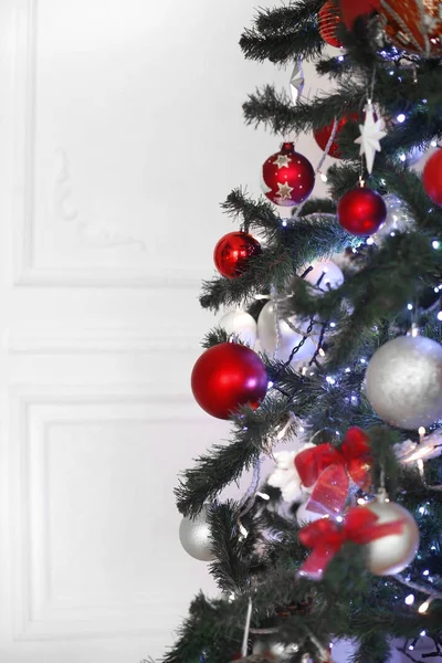 Χριστουγεννιάτικο δέντρο διακόσμηση δώρα που απομονώνονται σε λευκό φόντο. Δ — Φωτογραφία Αρχείου