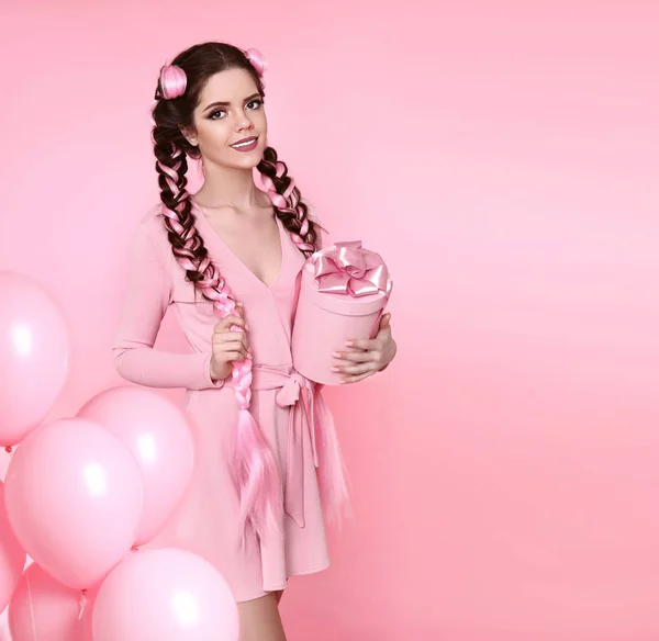 Schöne hübsche Teen Mädchen Geschenk-Box mit Schleife über rosa s — Stockfoto