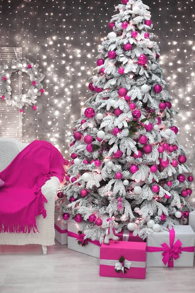 Snowy choinki z czerwonym prezenty przed światła bokeh i wrea — Zdjęcie stockowe