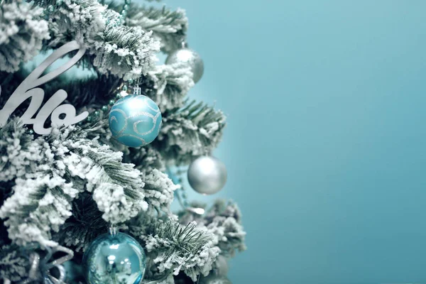 Árvore de Natal nevado com presentes azuis decoração isolada no turq — Fotografia de Stock