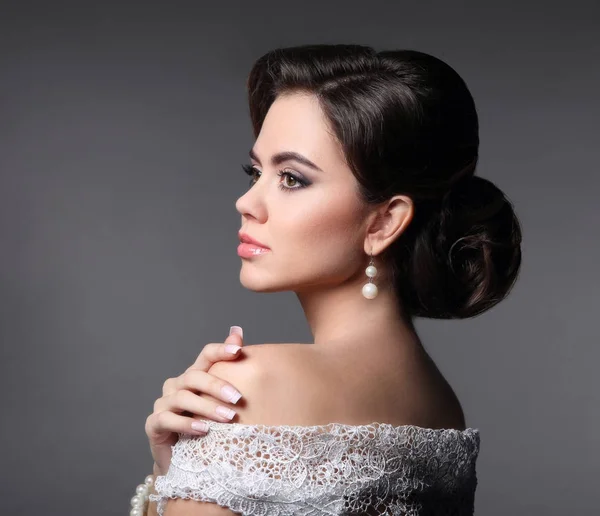 Belleza maquillaje novia de moda. Elegante retrato de mujer de moda . — Foto de Stock