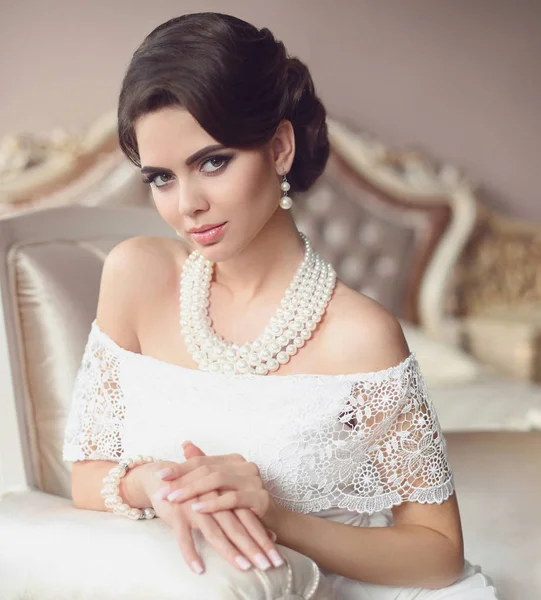 Mooie brunette, elegante vrouw portret. Parel mode jewelr — Stockfoto