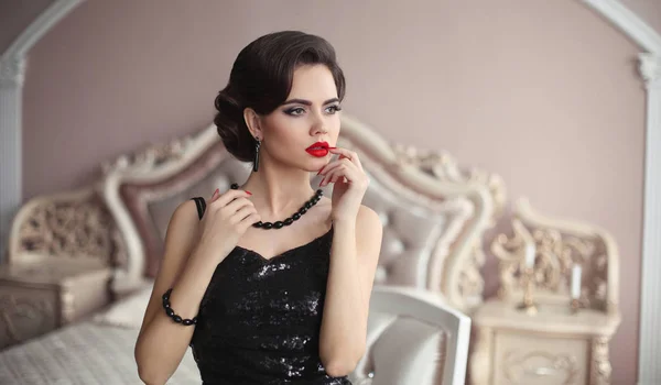 Elegant brunette with retro hairstyle posing in luxurious interi — Stock Photo, Image