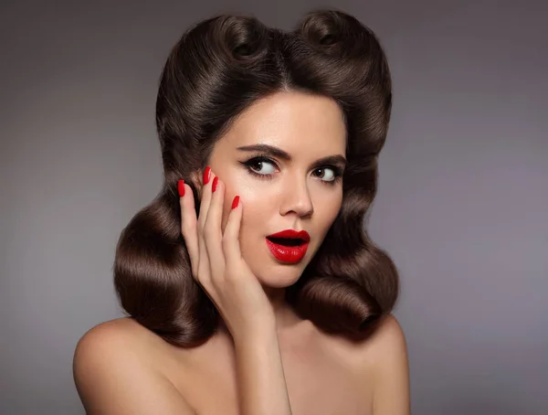 Fäst upp flicka förvånad med röda läppar makeup och manikyrerade naglar, — Stockfoto