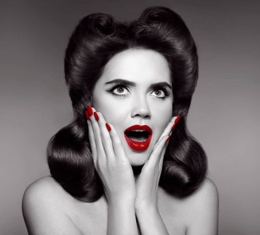 Kırmızı dudaklar ve manikürlü tırnaklar. Sürpriz PIN kızı yanakları tutar