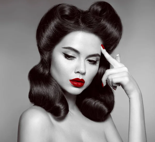 Nostalgia. Pin up girl z czerwonymi ustami makijaż i retro włosy loki — Zdjęcie stockowe