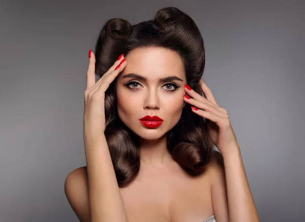 Pin up girl avec maquillage des lèvres rouges, ongles de manucure et boucles rétro — Photo