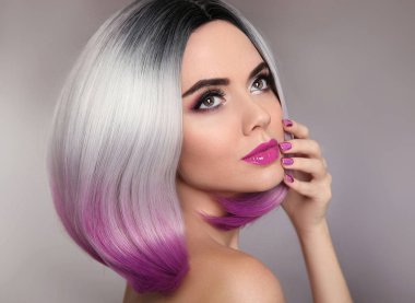 Ombre saç modeli. Güzellik makyaj ve manikür çivi. Renkli sarışın