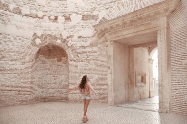 Kız turistik gezi iç kapı antre, zevk