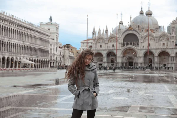 Beautiful tourist girl with long wavy hair in San Marco square i — Stock Photo, Image