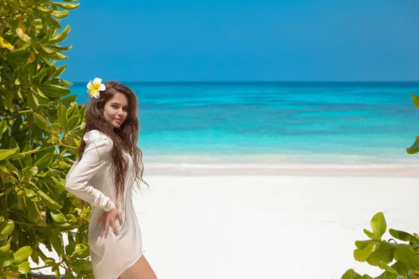 Schöne freie Frau genießt im Sommer am exotischen Strand bei tropi — Stockfoto