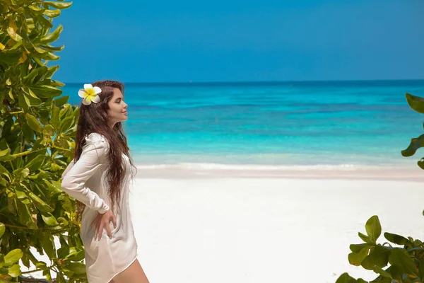 Bella donna libera godendo sulla spiaggia esotica in estate da tropi — Foto Stock