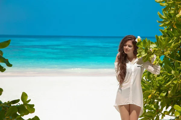 Schöne freie Frau genießt im Sommer am exotischen Strand bei tropi — Stockfoto