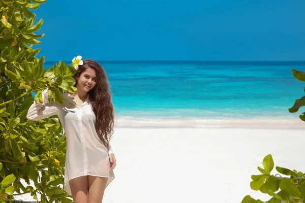 Güzel ücretsiz mutlu kadın tarafından yaz aylarında egzotik plaj keyfi — Stok fotoğraf