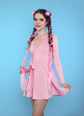Pembe kanekalon, fas üzerinden iki Fransız örgü ile oldukça genç kız