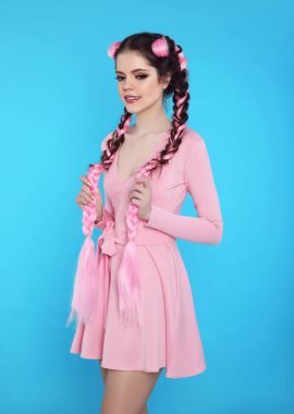 Pembe kanekalon, fas üzerinden iki Fransız örgü ile oldukça genç kız