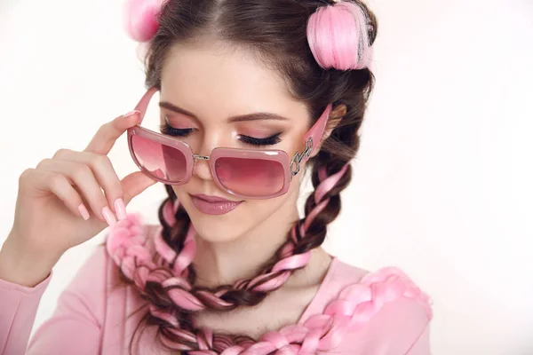 黑发少女与两个法国辫子从粉红色的 kanekalon, f — 图库照片